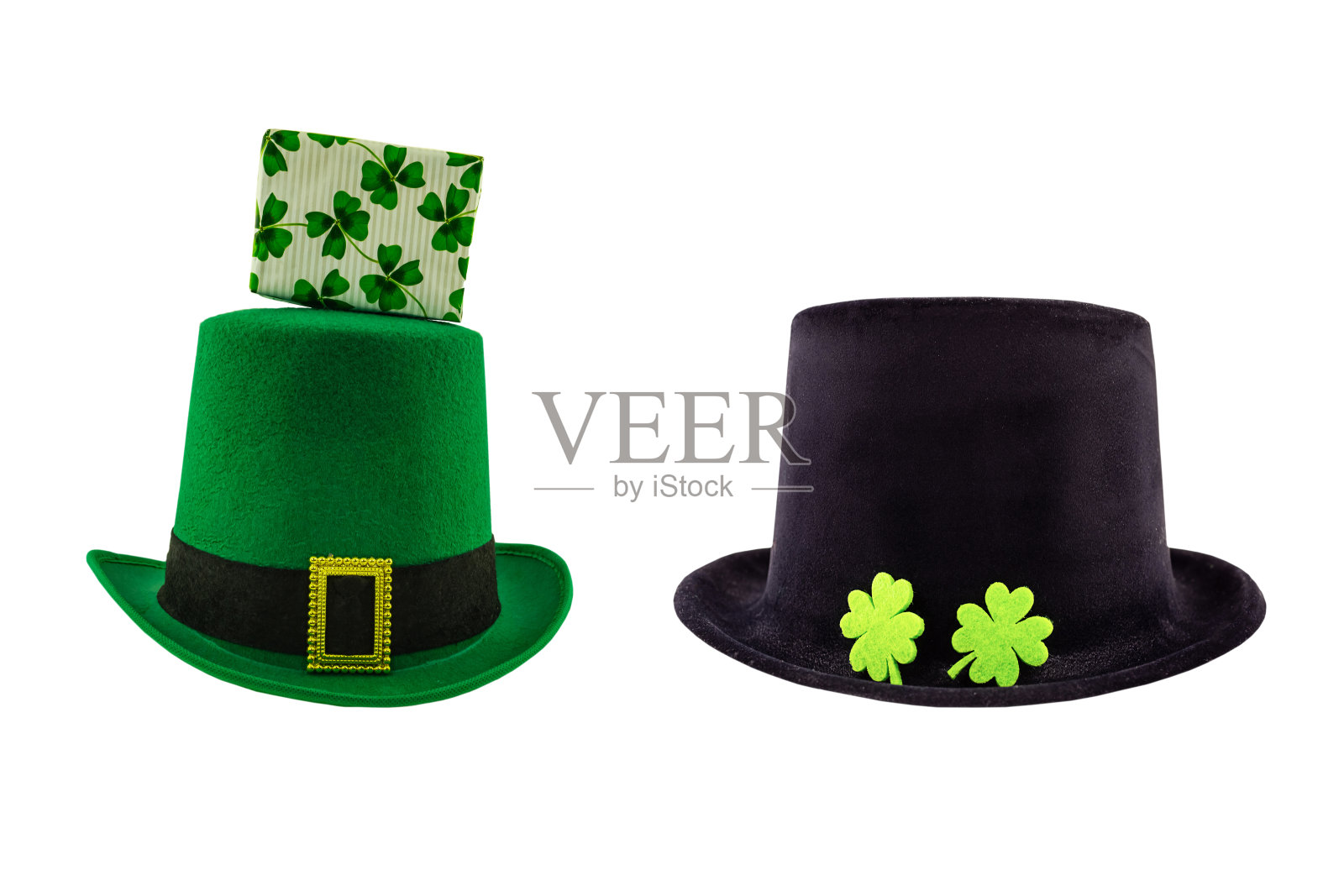 圣帕特里克节图案的一对帽子黑色和绿色装饰三叶草与礼盒躺在一个孤立的背景照片摄影图片