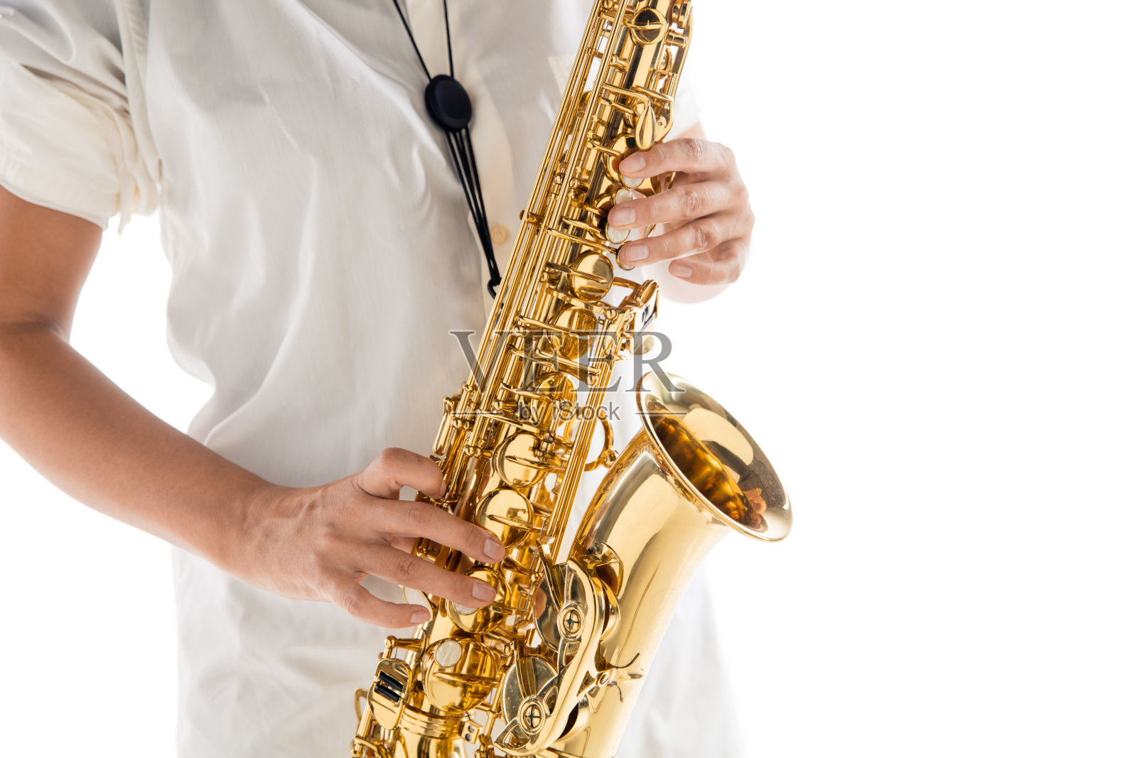 在白色的工作室背景上，一个女人在演奏萨克斯照片摄影图片