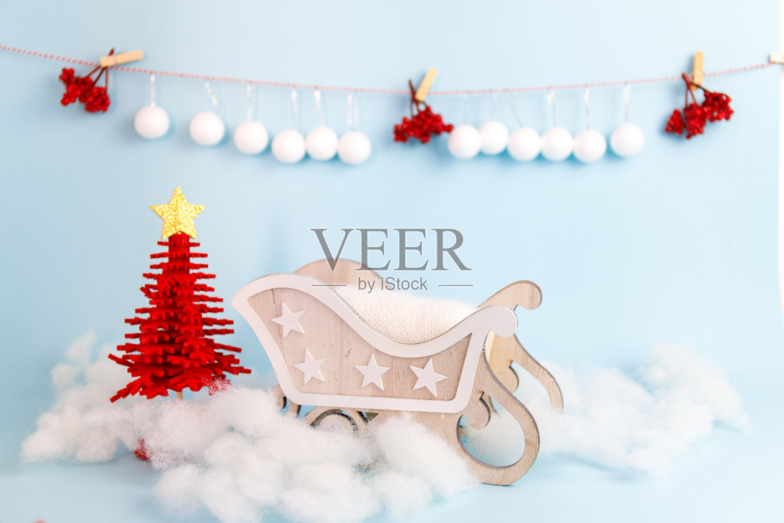 数字新生儿圣诞背景与木制雪橇照片摄影图片