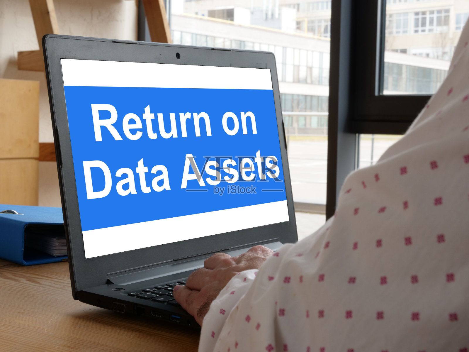 数据资产回报率显示在概念业务照片上照片摄影图片