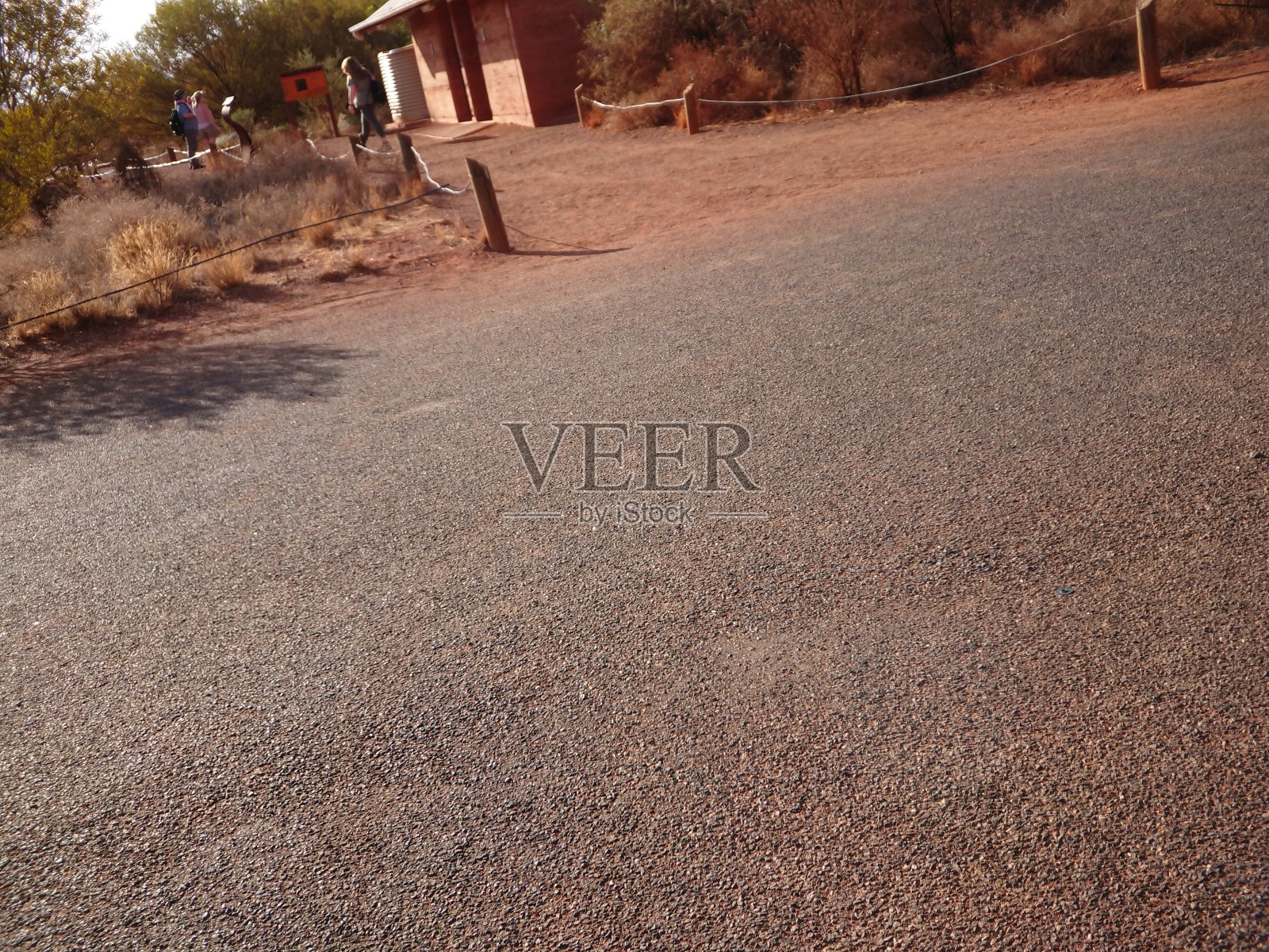 沙漠中休息区附近粗糙的砾石路照片摄影图片