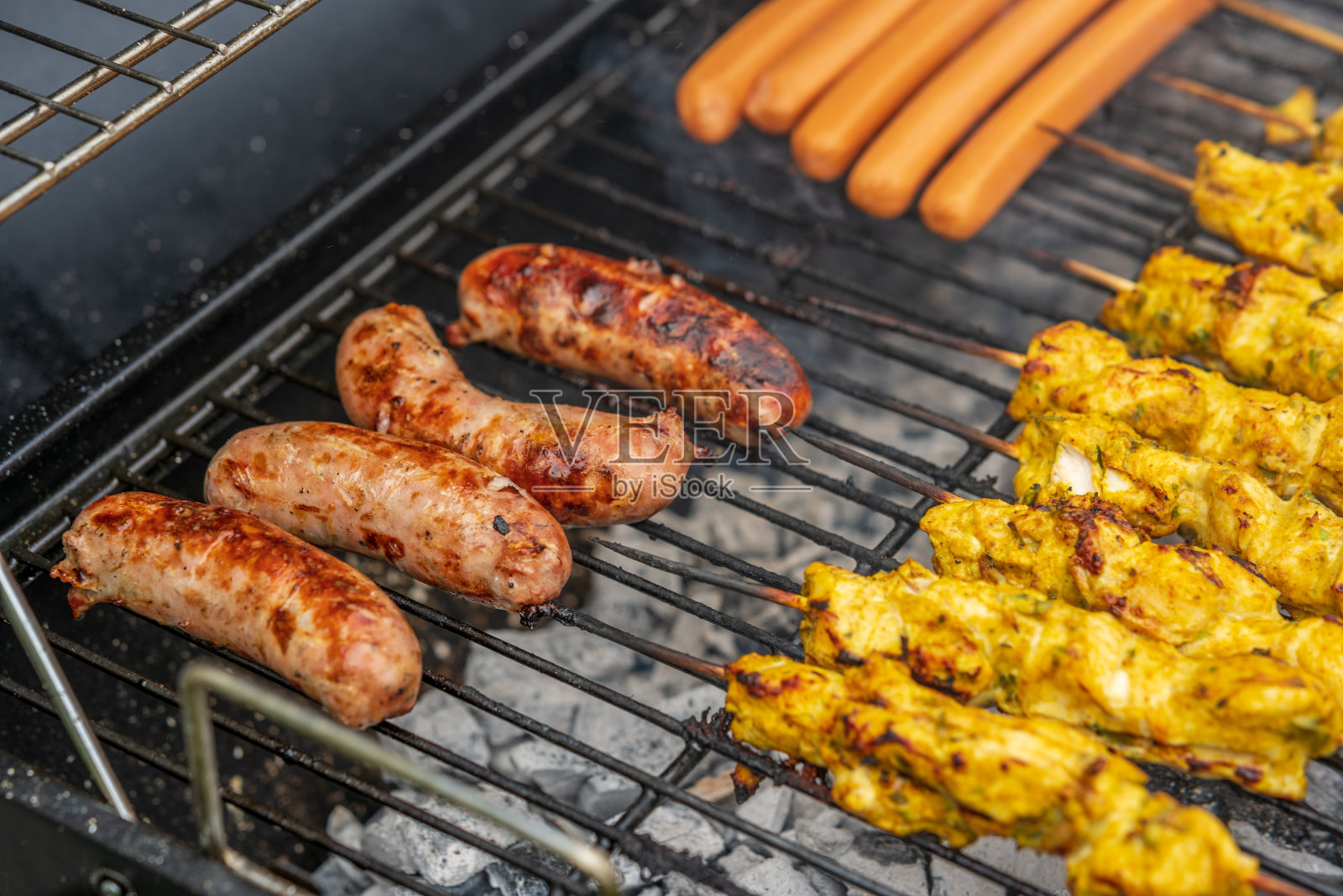 在后院烧烤肉照片摄影图片