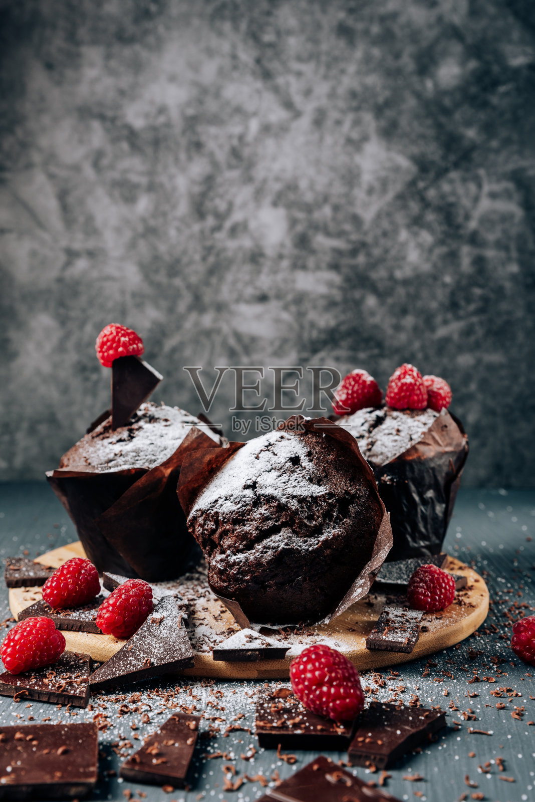 巧克力纸杯蛋糕近距离与巧克力和覆盆子的黑色背景照片摄影图片