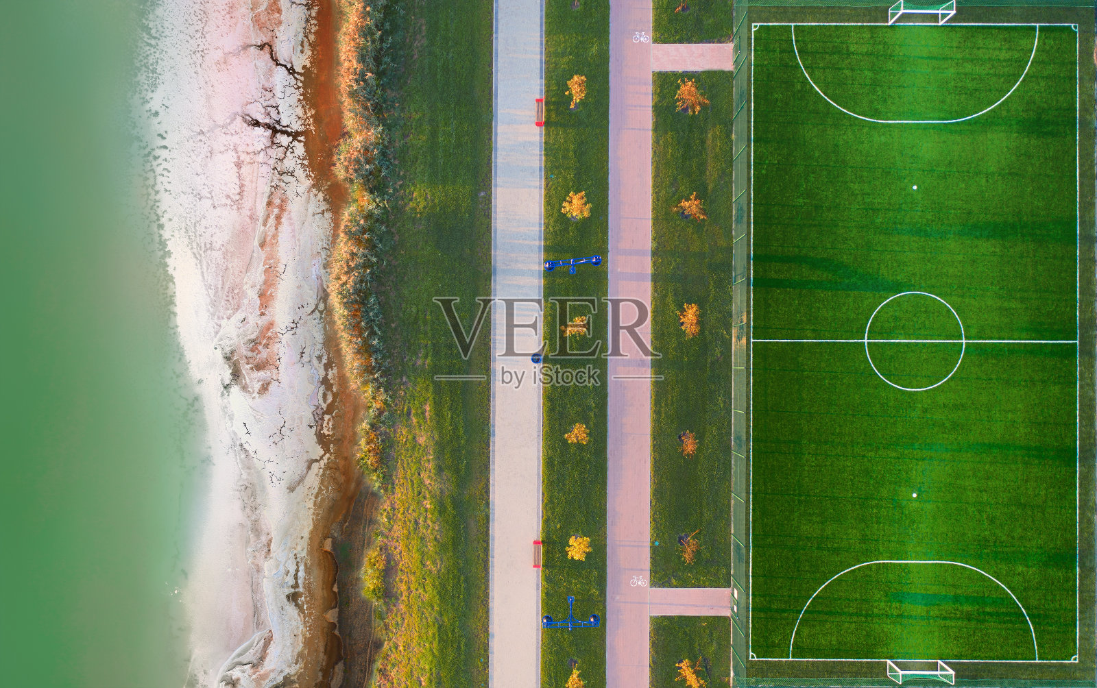 河边公园的足球场，俯视图照片摄影图片