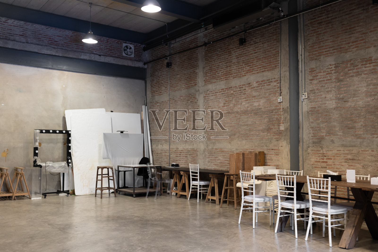 被遗弃的后台化妆间的内景与砖墙照片摄影图片