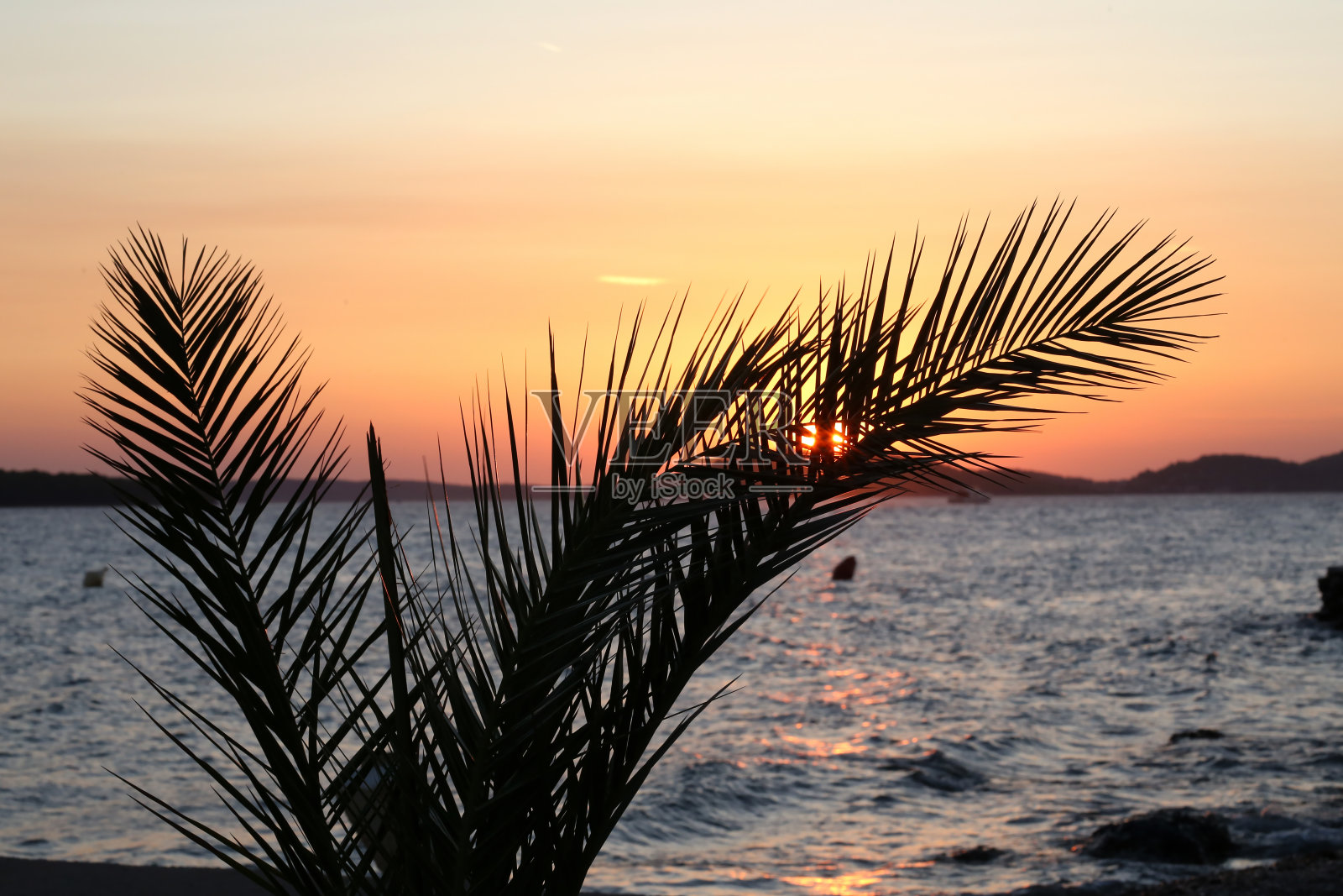美丽的夏日日落在克罗地亚的海上照片摄影图片