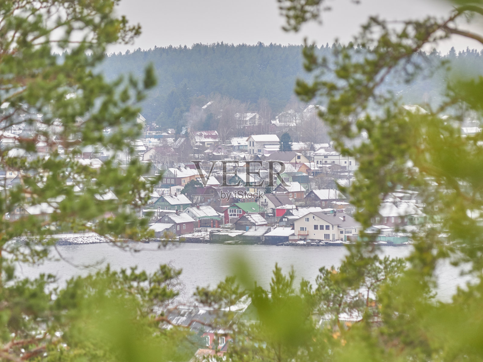 在湖对面的城市。彼得罗扎沃茨克。俄罗斯照片摄影图片