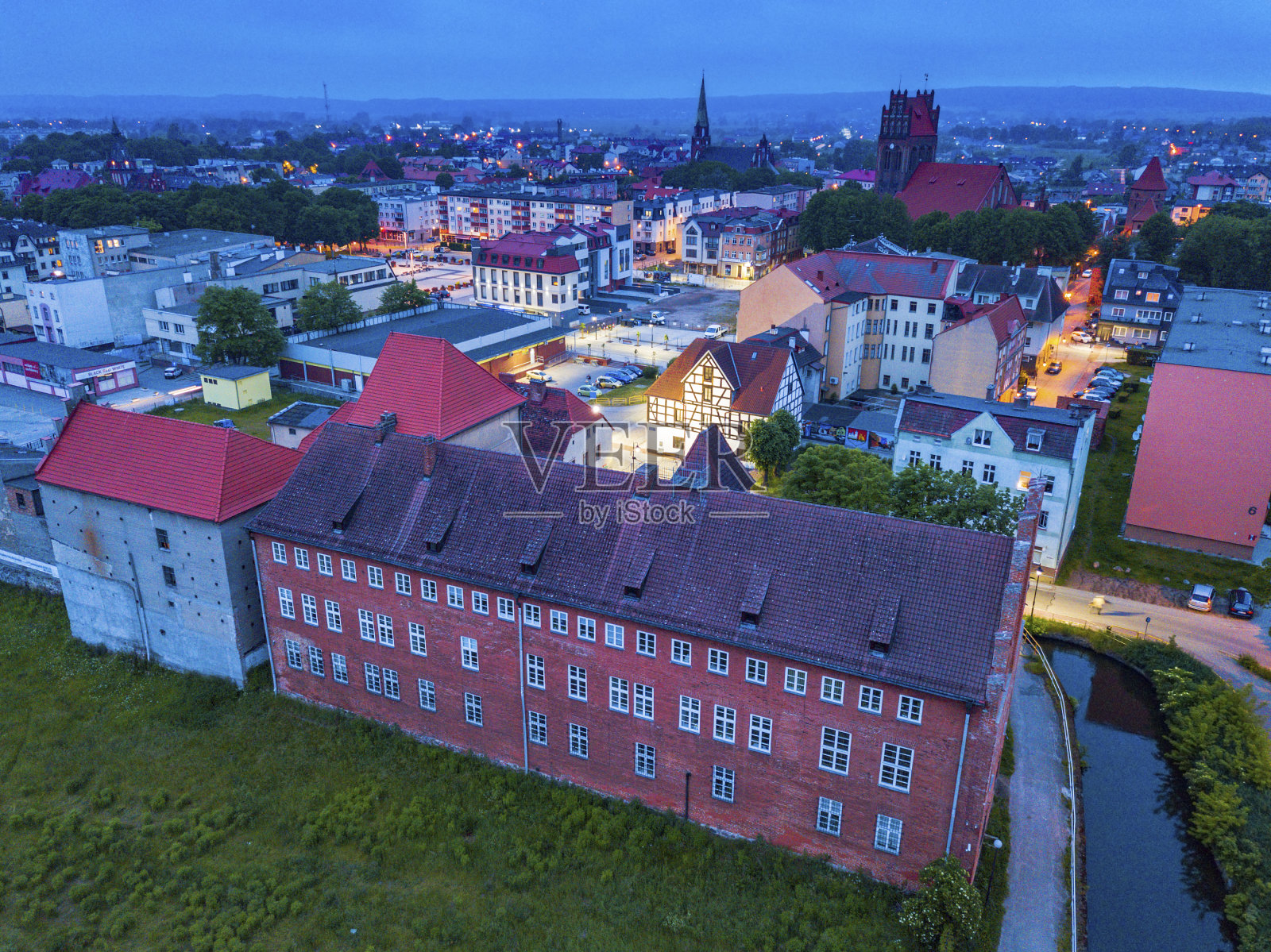 深夜里的老城勒伯克照片摄影图片