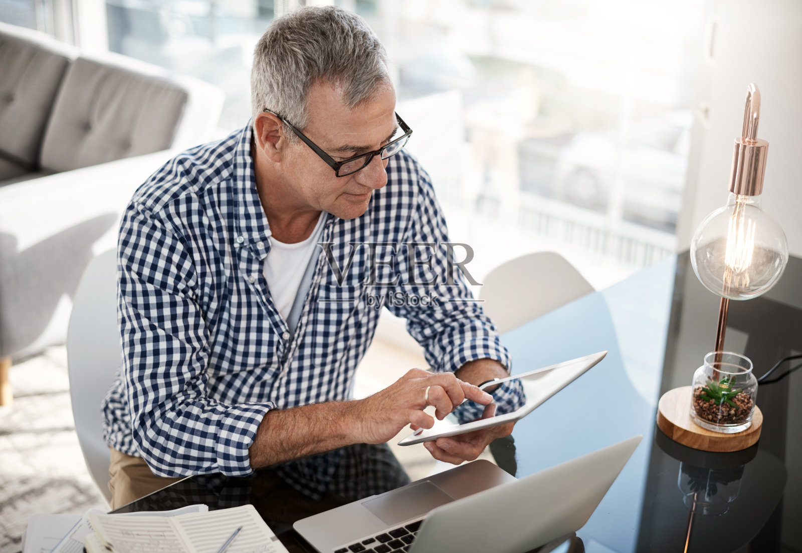 他把所有的设备都放在手边照片摄影图片