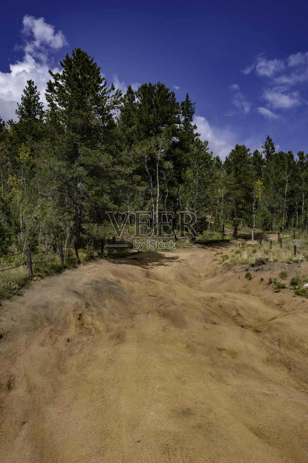 崎岖的红色土路通过秋天的橙色和黄色的颜色派克峰国家森林美国科罗拉多州照片摄影图片