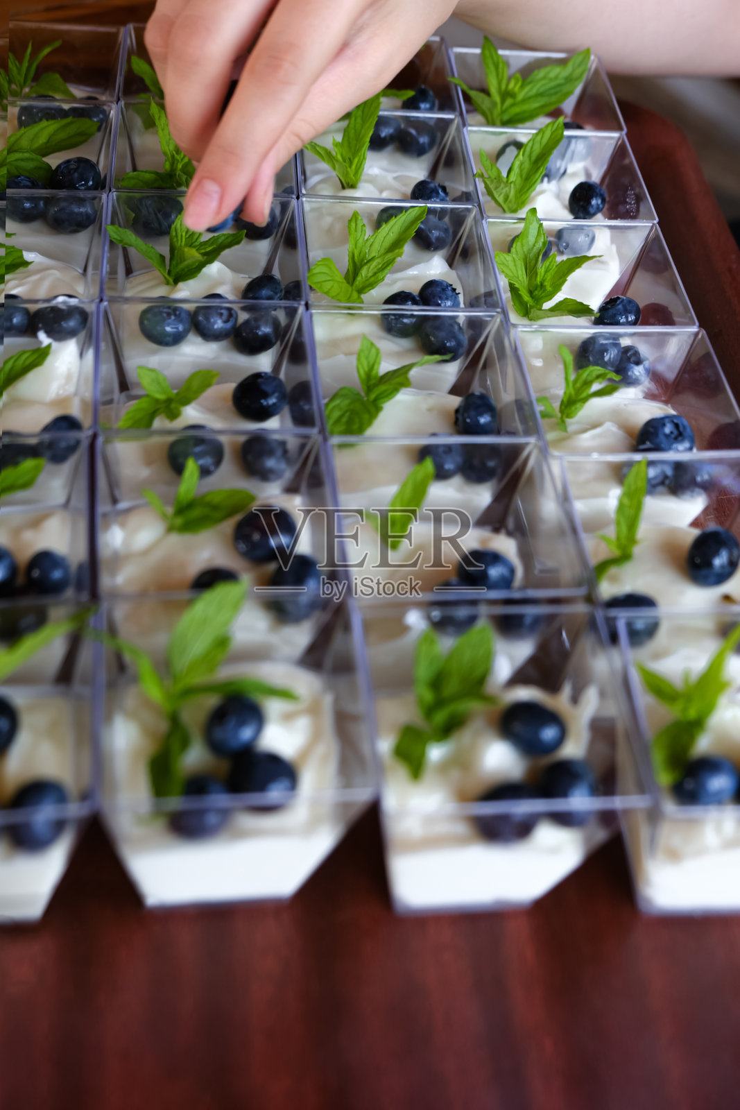 准备蓝莓的女人照片摄影图片