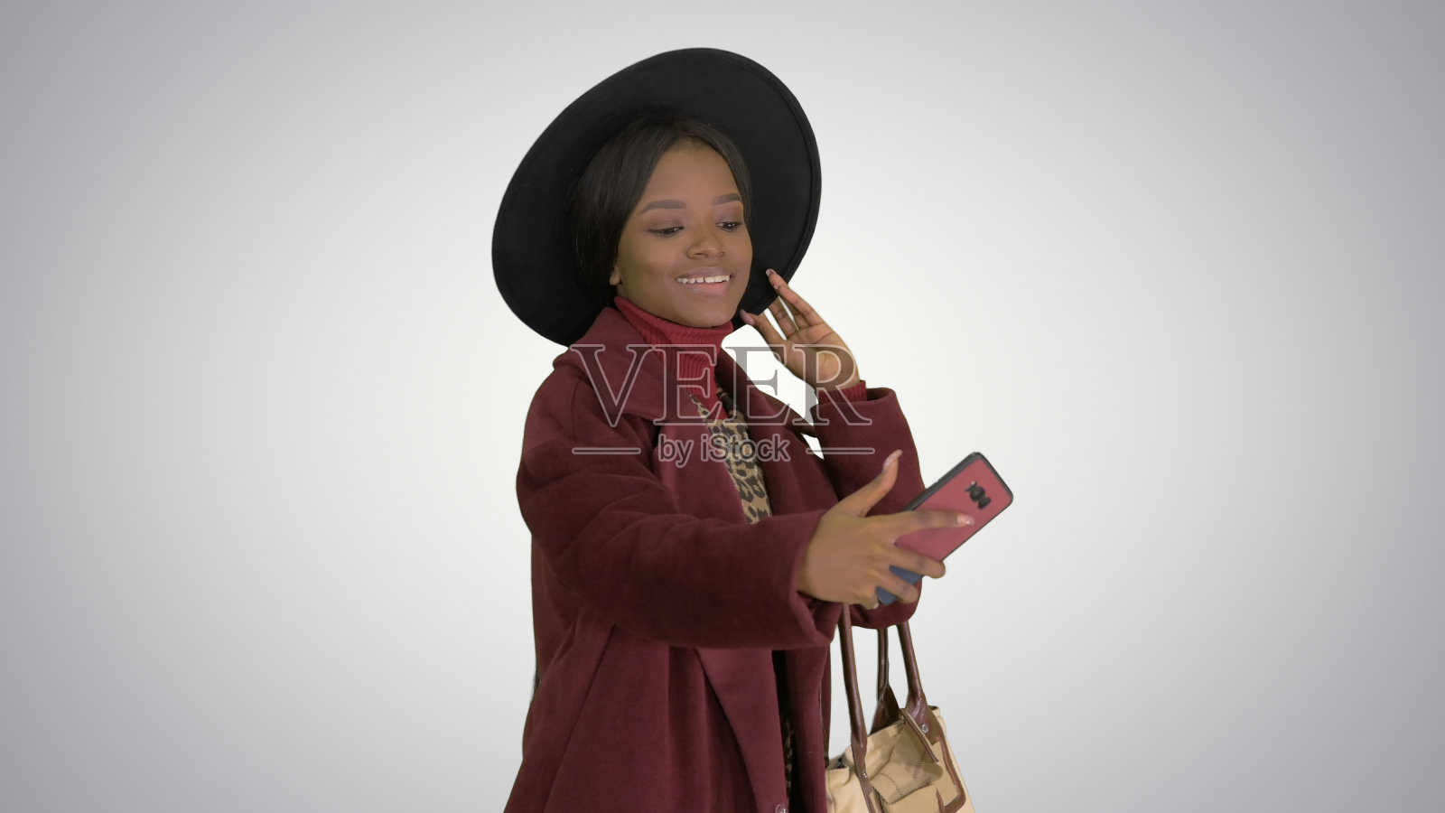 微笑的非裔美国妇女穿着时尚外套和黑色照片摄影图片