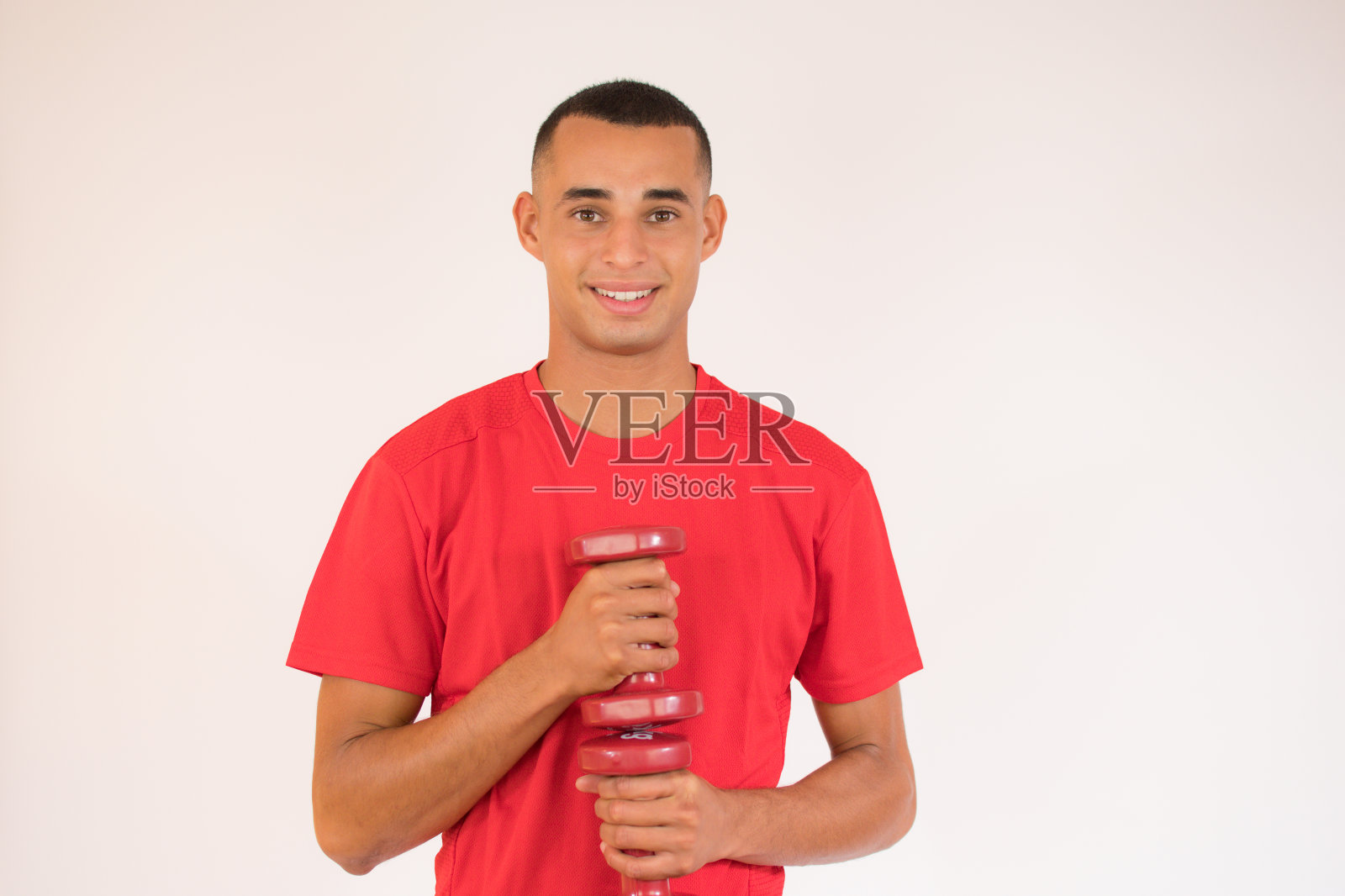 拿着哑铃的年轻人照片摄影图片