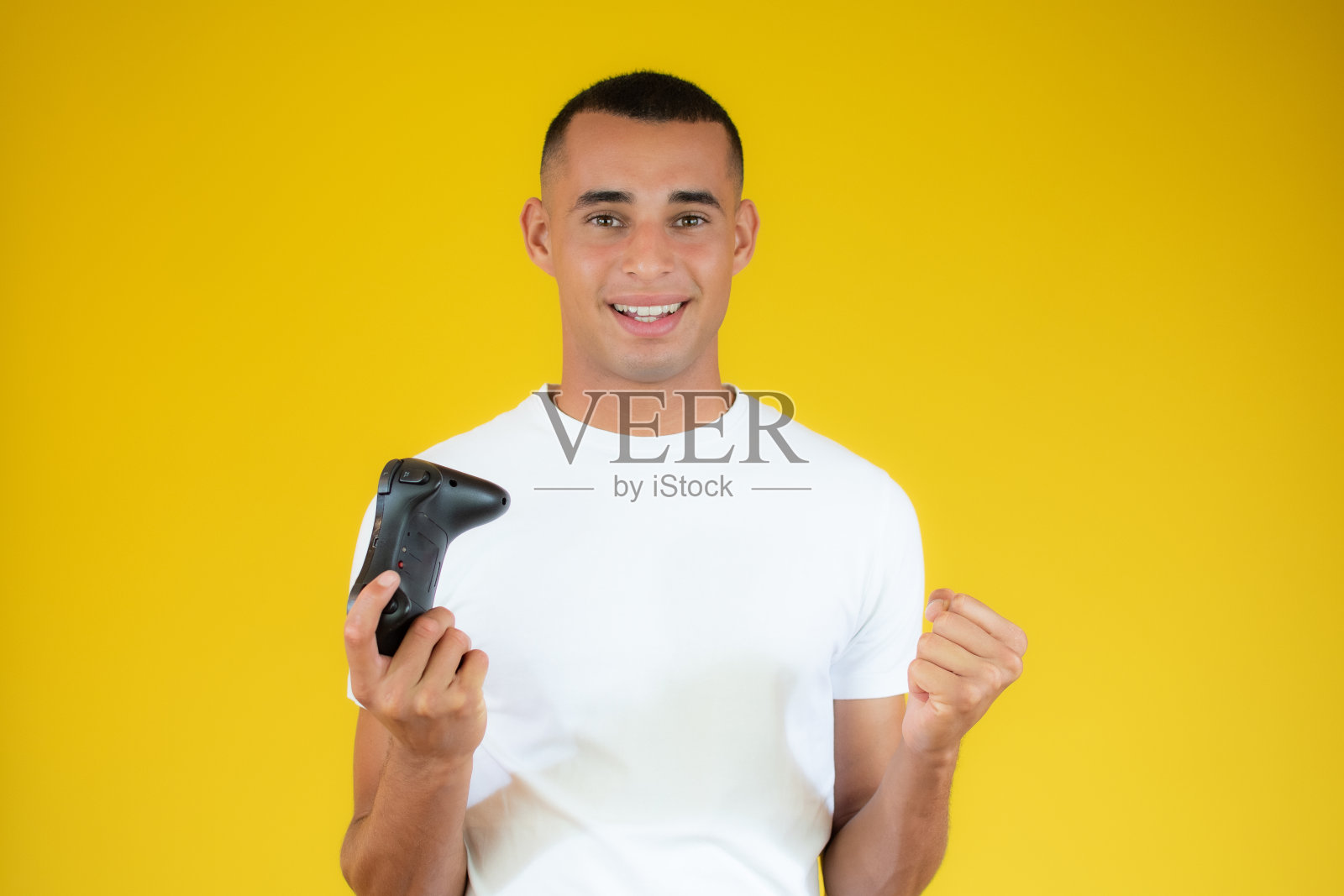 快乐的男人玩着控制台，操纵杆照片摄影图片