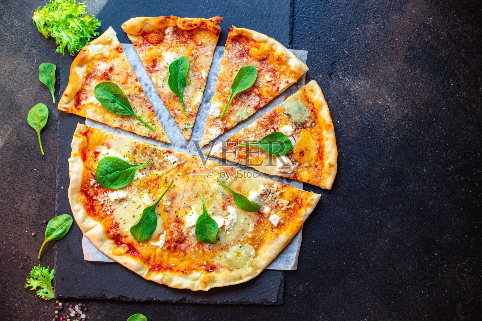 奶酪披萨四种奶酪和不同种类的番茄酱新鲜的配料快餐在桌子上美味的服务大小部分俯视图复制空间的文字食物背景乡村照片摄影图片