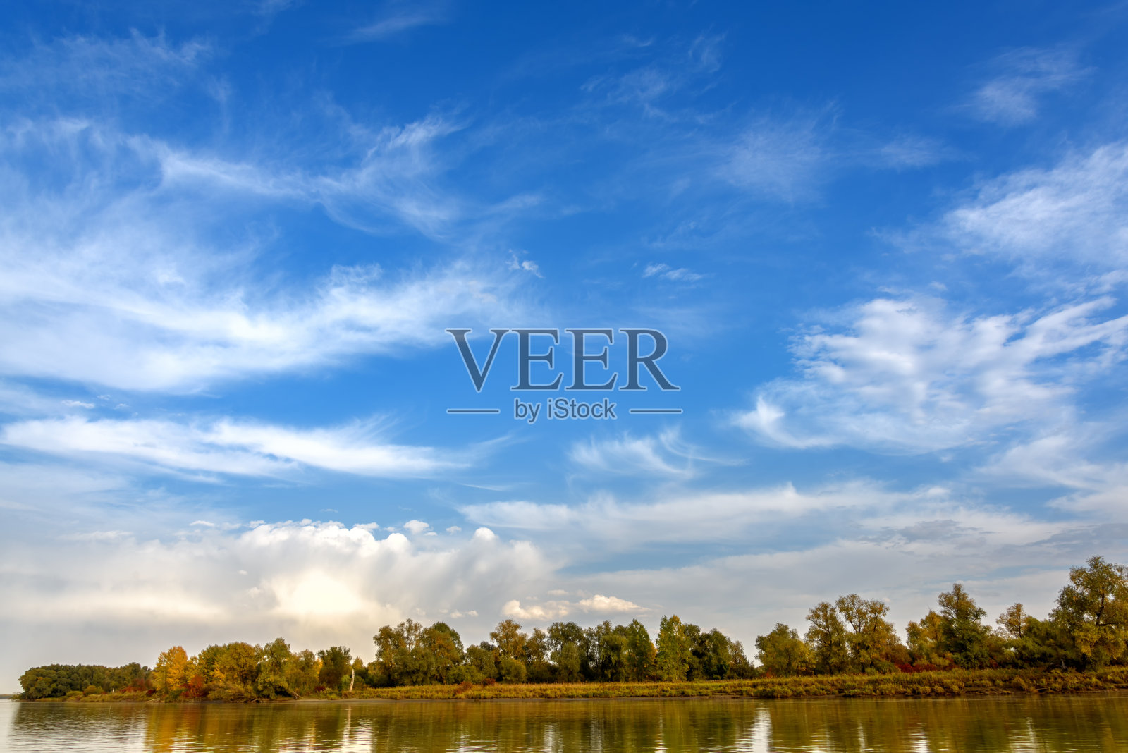 山水上有河，天空有云照片摄影图片