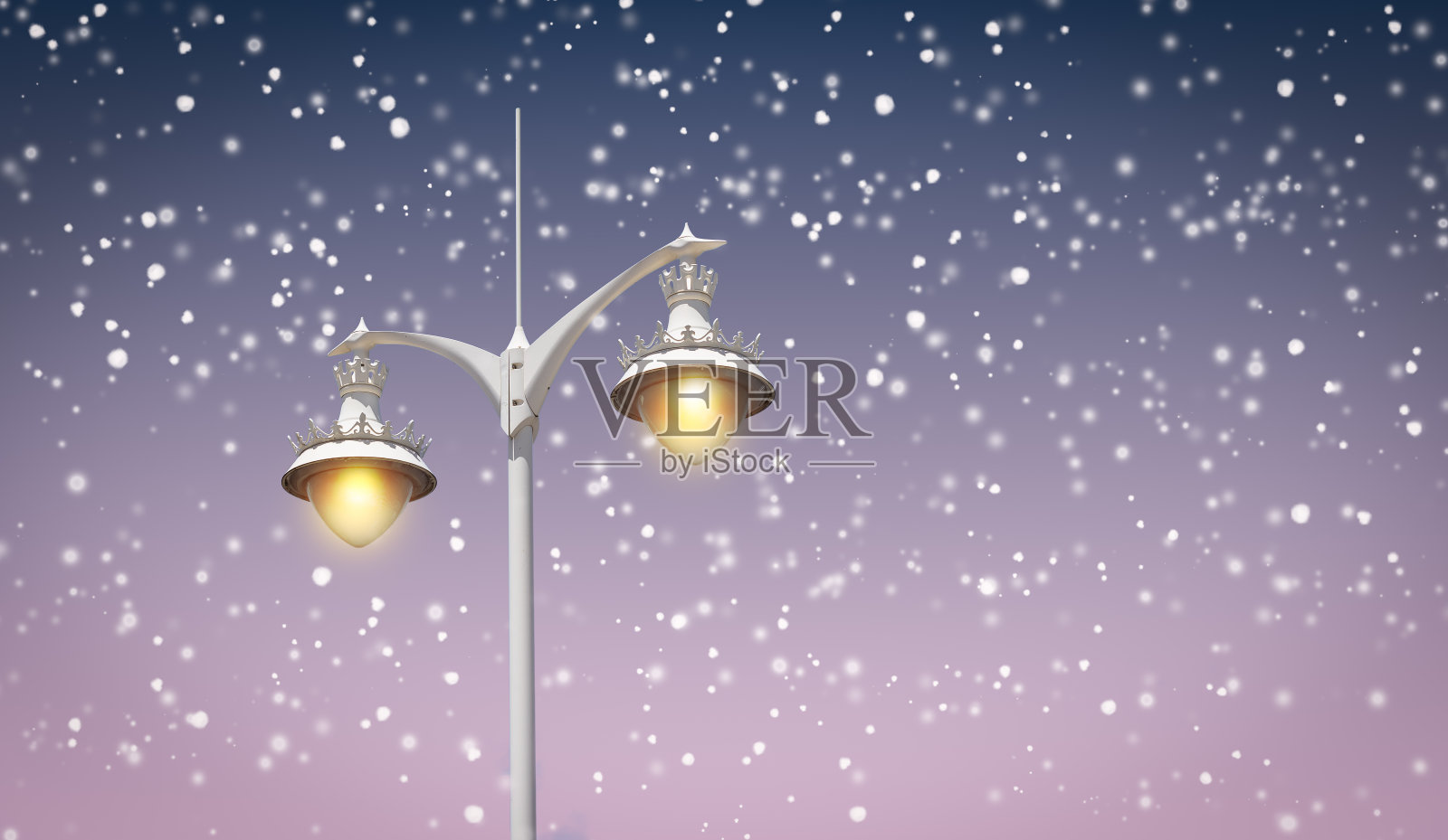 雪花背景的夜光路灯。照片摄影图片