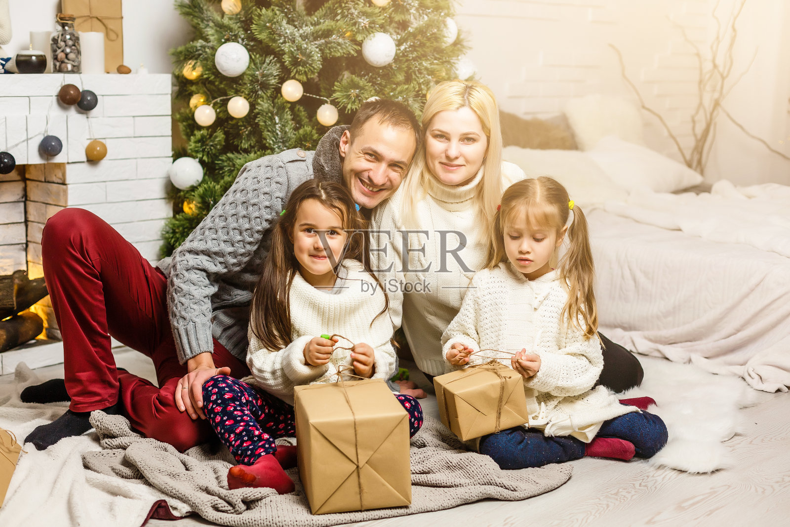 圣诞晚上友好家庭的肖像照片摄影图片