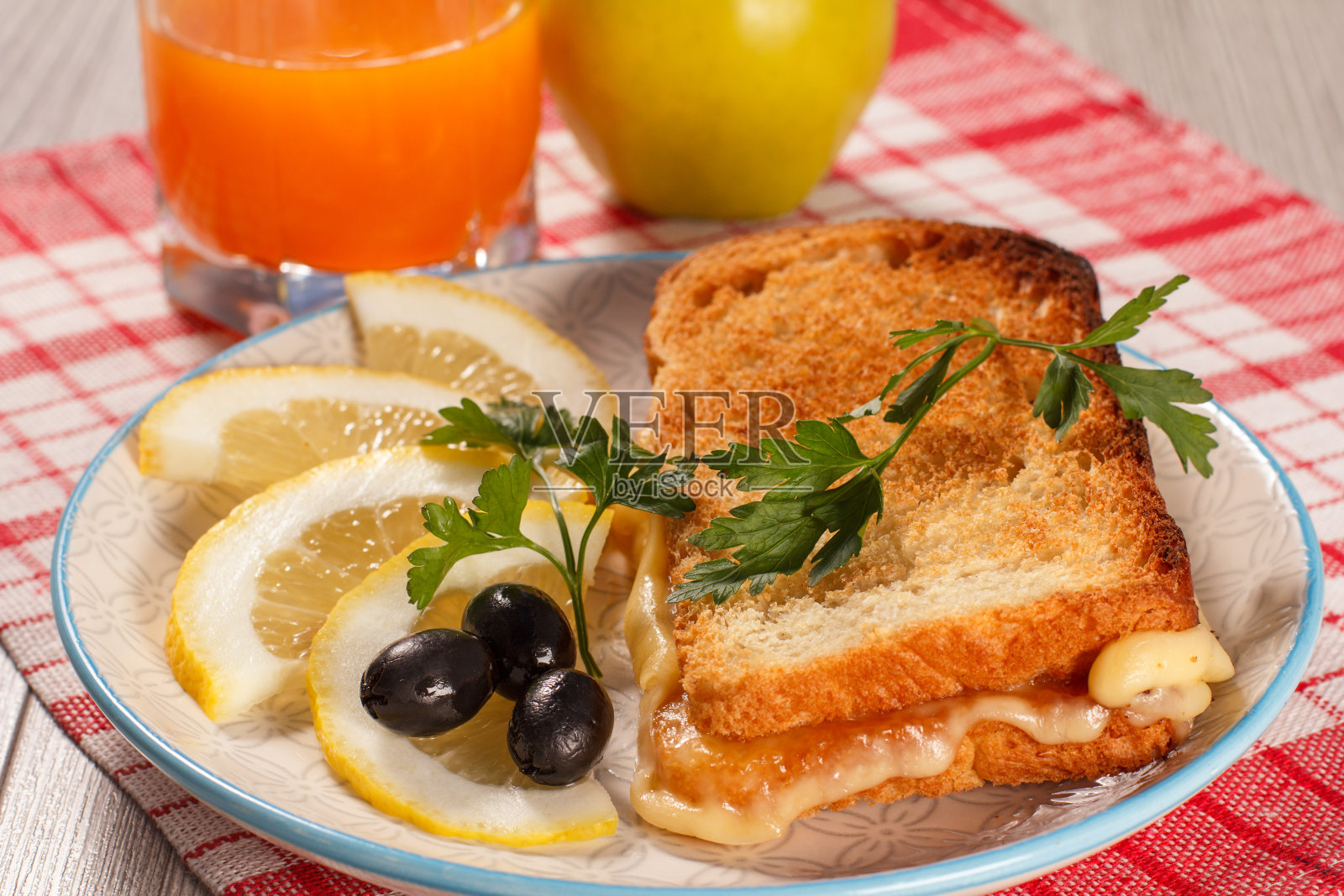 早餐的好食物。烤面包加黄油和奶酪。一杯橙汁。照片摄影图片