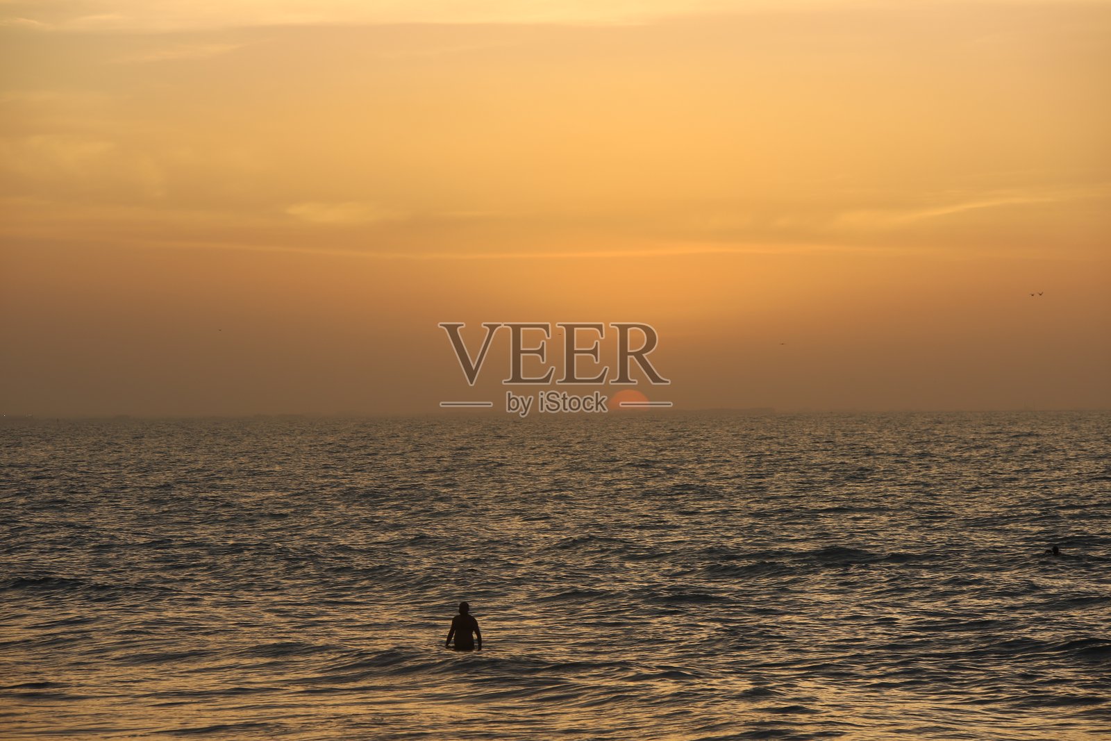 阿曼海滩的日落照片摄影图片