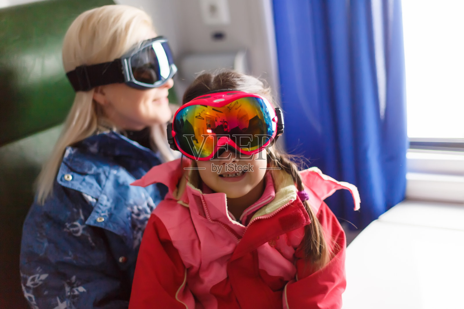 母女俩在山上滑雪照片摄影图片