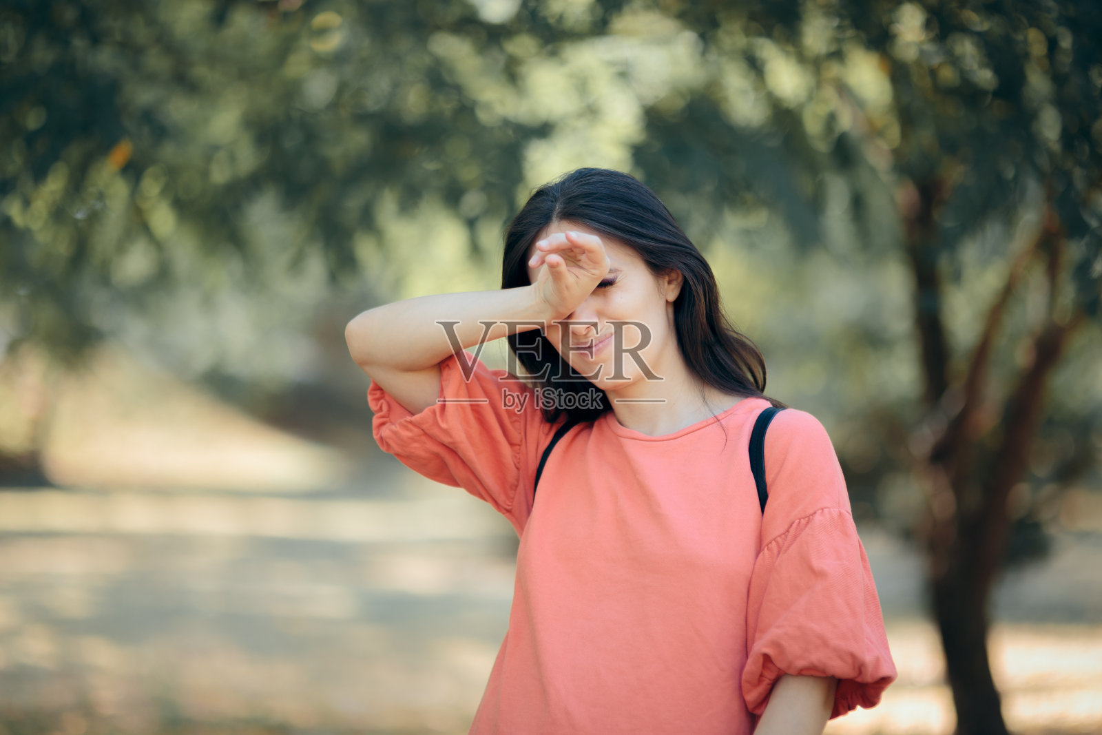 疲惫的女人揉她的眼睛感觉困倦照片摄影图片