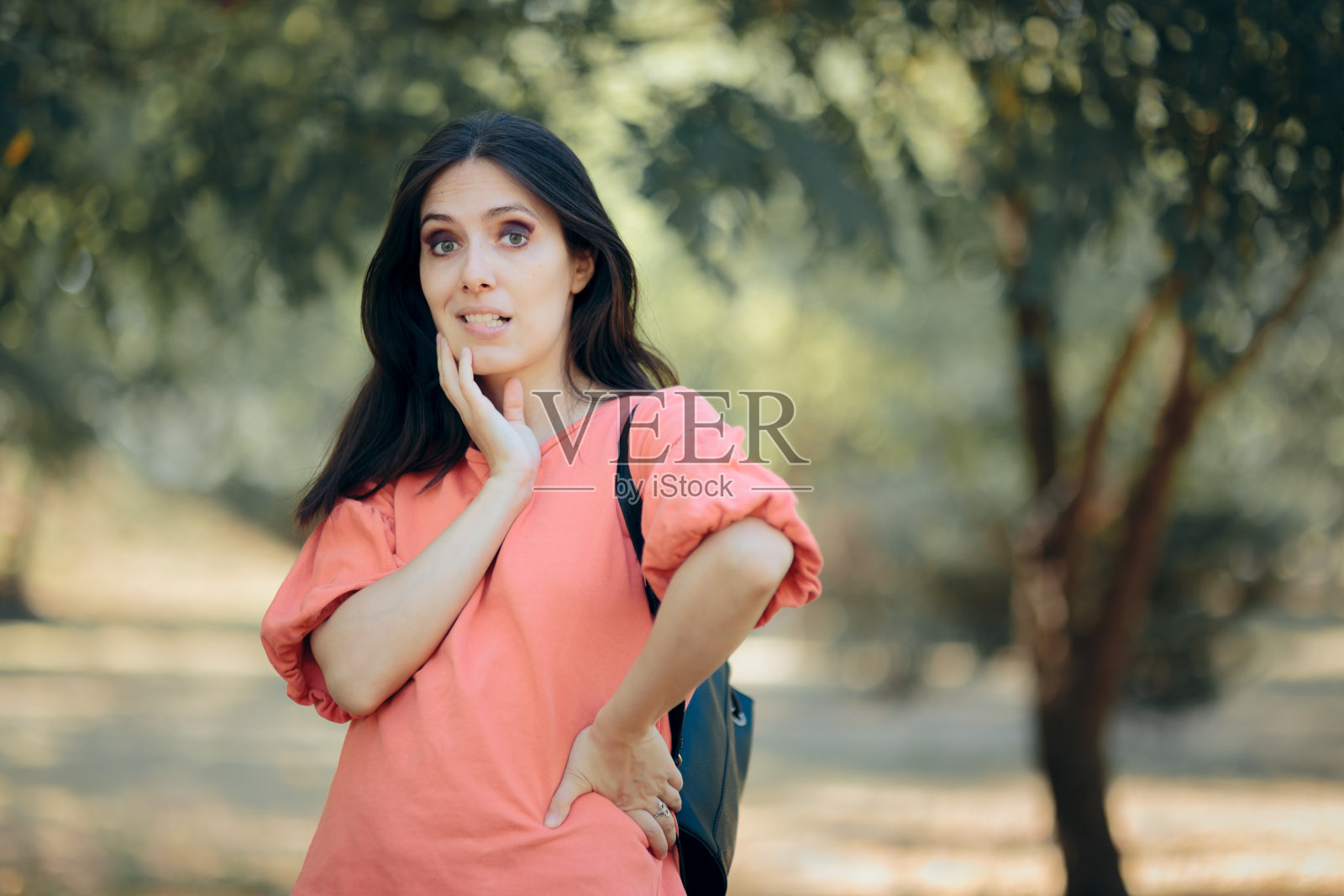 一个困惑和思考的女人的肖像照片摄影图片