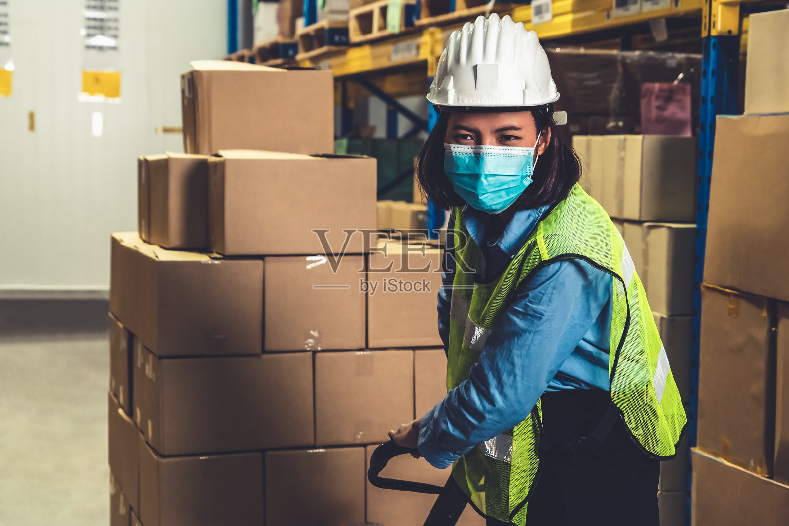 工厂工人戴口罩预防Covid-19照片摄影图片