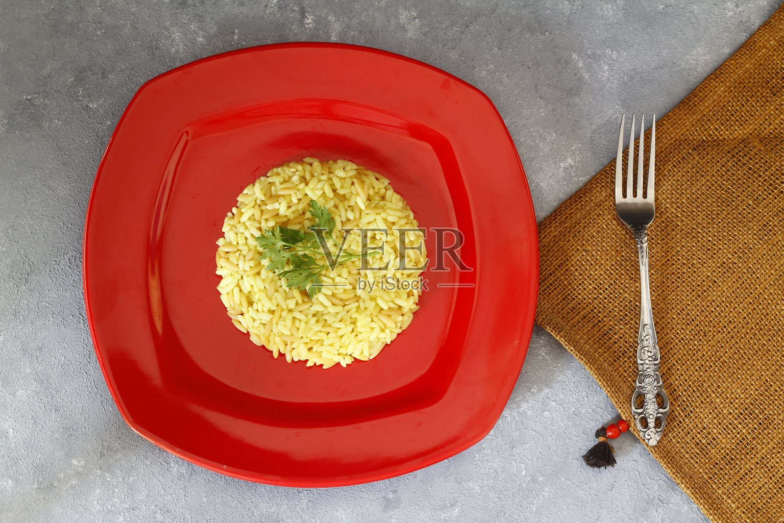 传统的土耳其饭/肉饭。有机食品。照片摄影图片