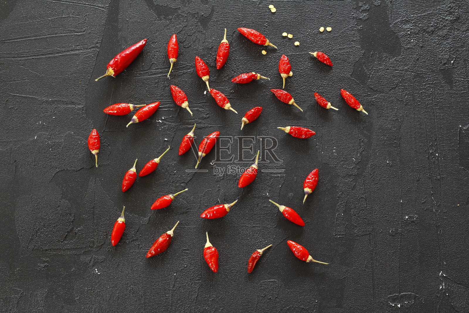 黑色背景上的红辣椒照片摄影图片