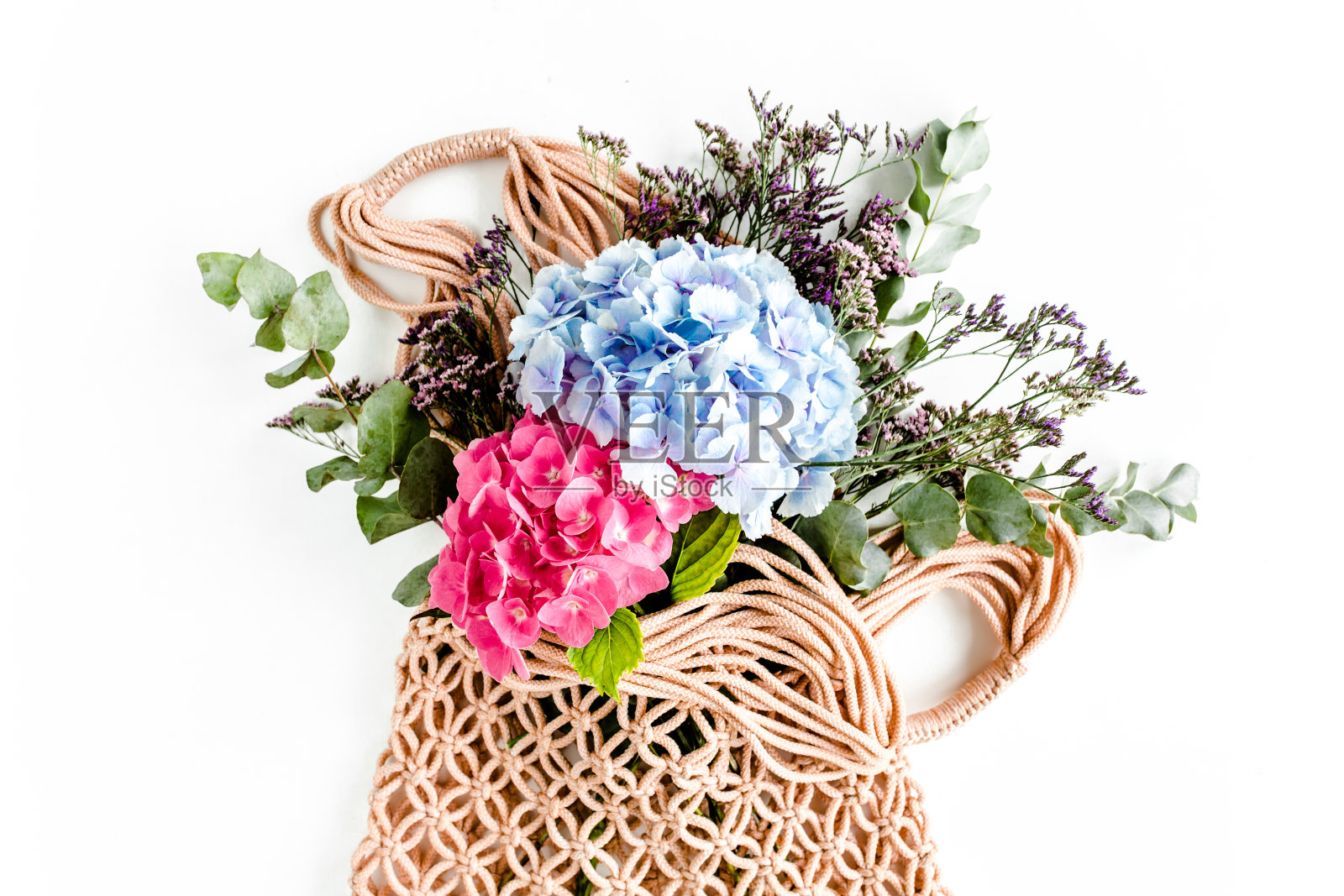 美丽的绣球花束在一个串，环保袋在白色的背景。平躺，俯视图照片摄影图片