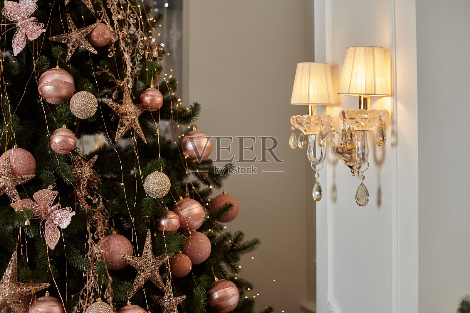 圣诞树模糊的花环特写新年背景照片摄影图片