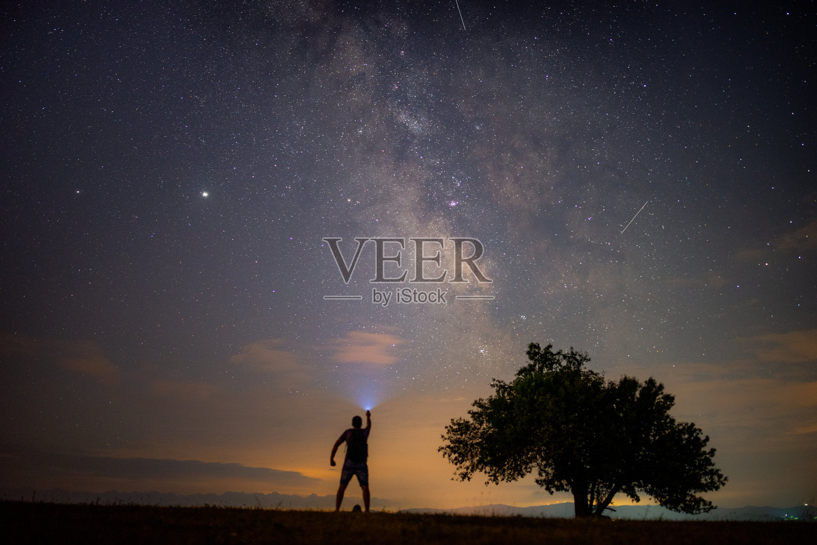 山间银河下孤独的露营者照片摄影图片