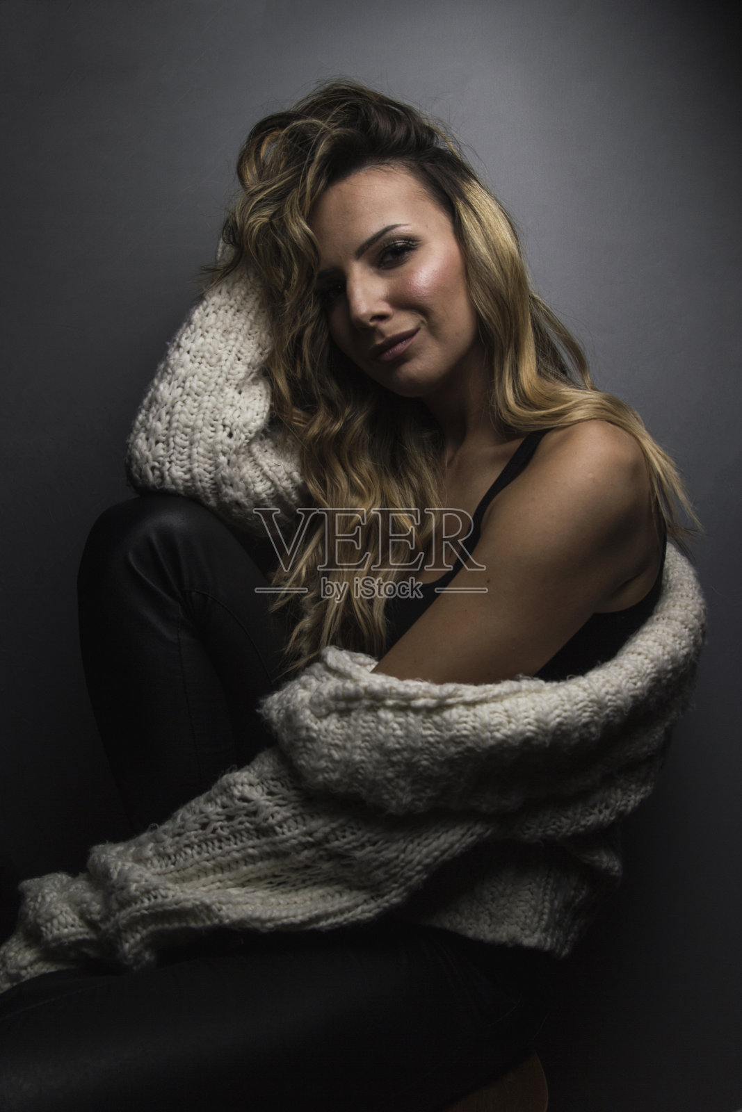 女孩在工作室摆姿势照片摄影图片