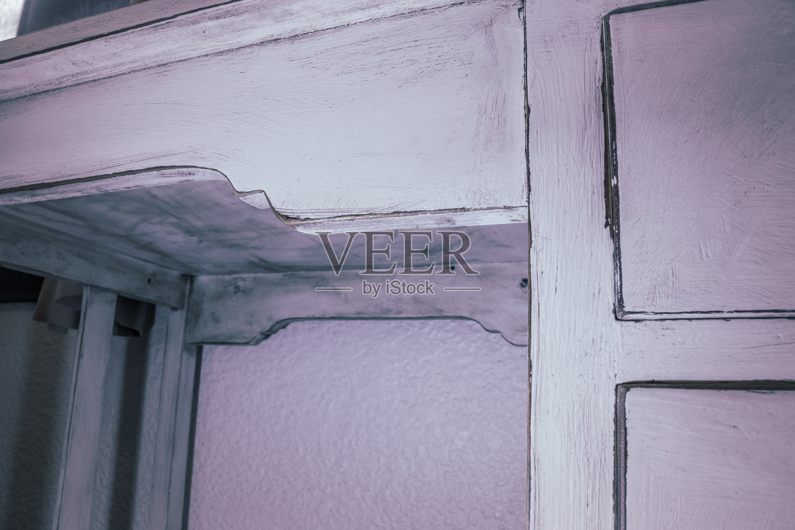 南非的一间卧室里，一张老式的白色木制办公桌，有三个抽屉照片摄影图片