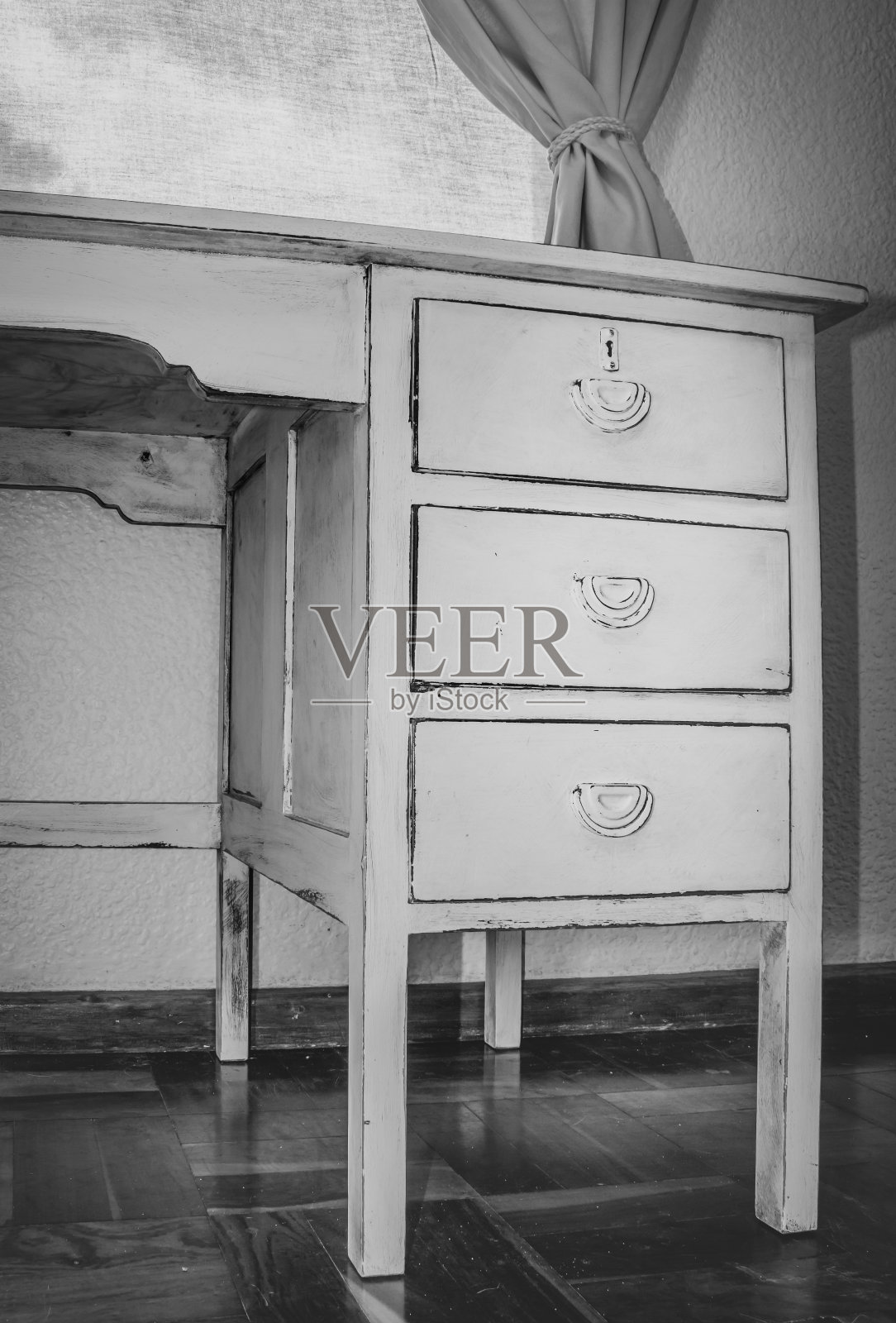 南非的一间卧室里，一张老式的白色木制办公桌，有三个抽屉照片摄影图片