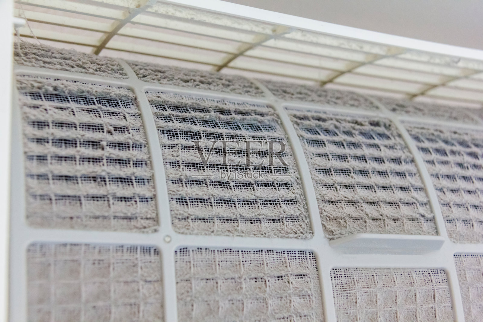 拆卸空调盖，直到空气过滤器可见，等待清理或维修照片摄影图片