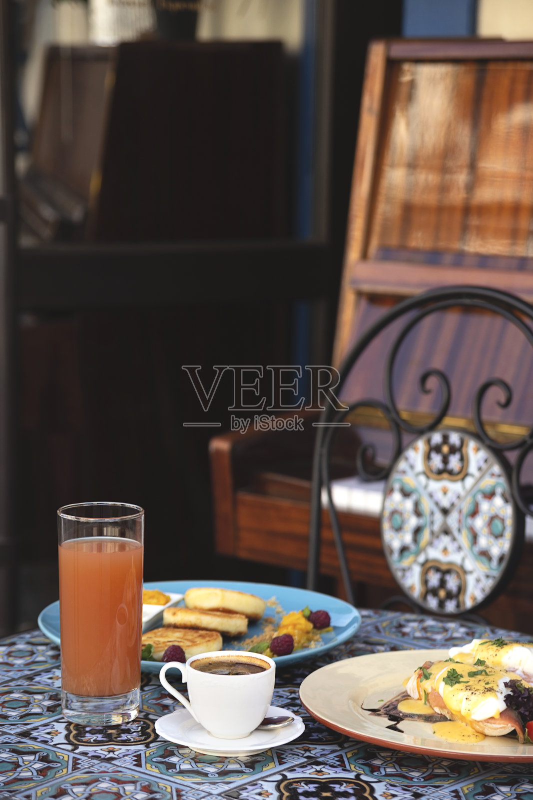 餐厅里漂亮的健康早餐，就在钢琴旁照片摄影图片