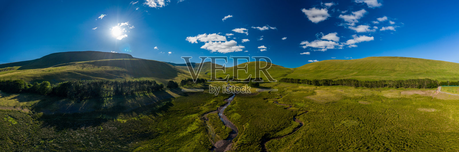 山脉和河流的全景鸟瞰图照片摄影图片