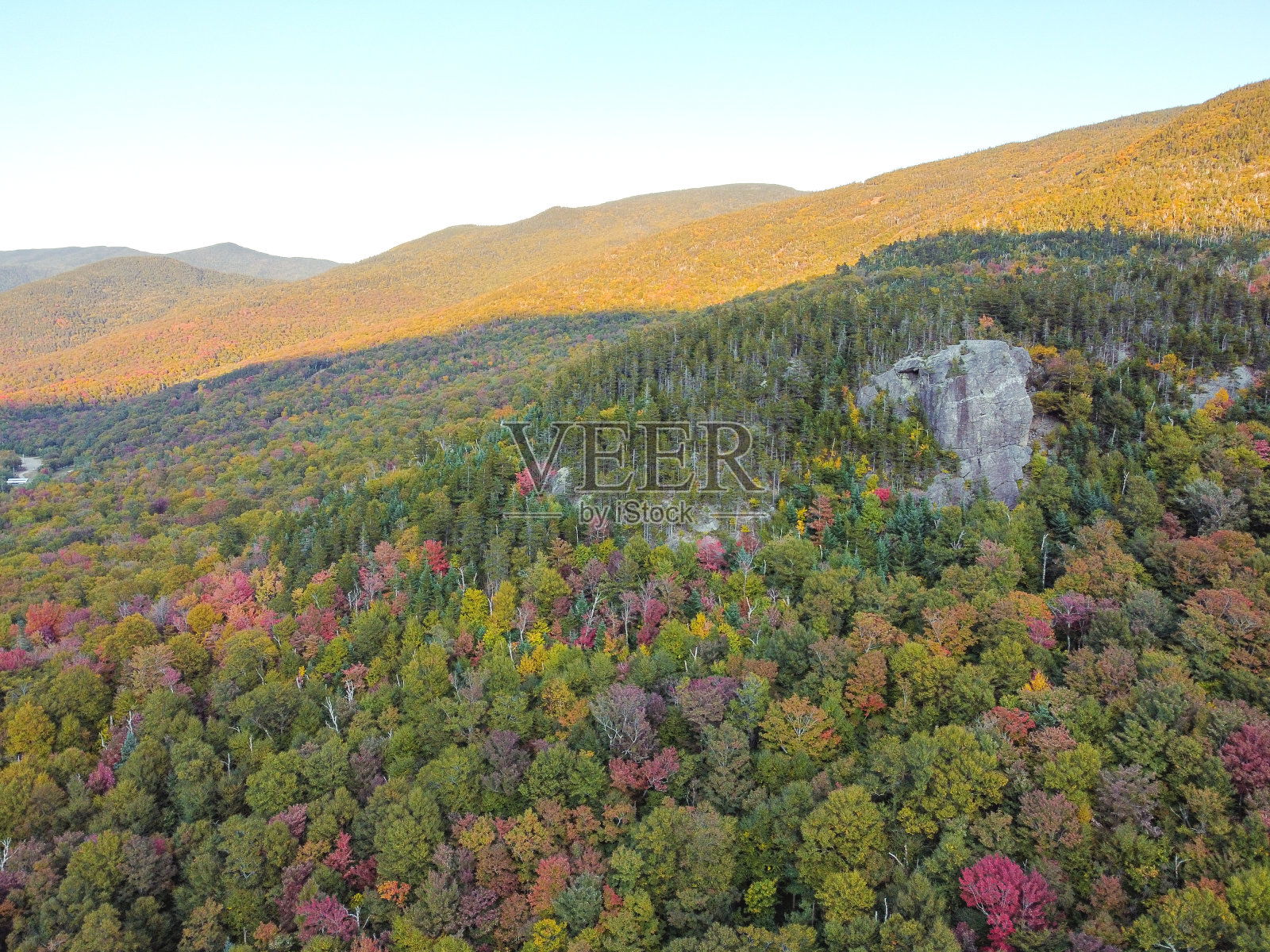 无人机鸟瞰图的秋天林地与山的背景照片摄影图片