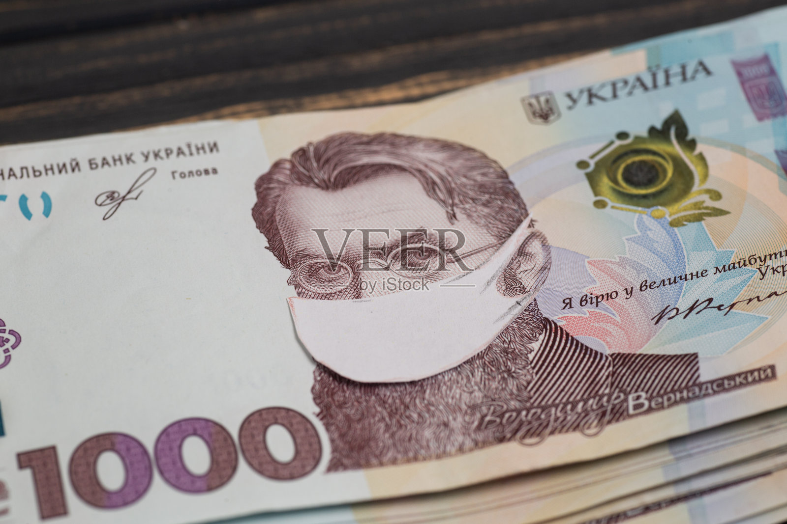 木桌上一叠乌克兰格里夫尼亚钞票照片摄影图片