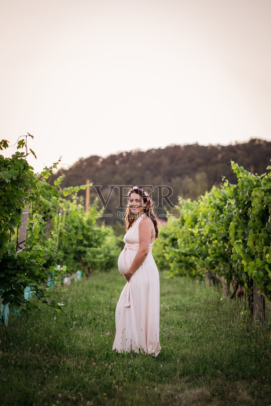 微笑的年轻孕妇肖像照片摄影图片