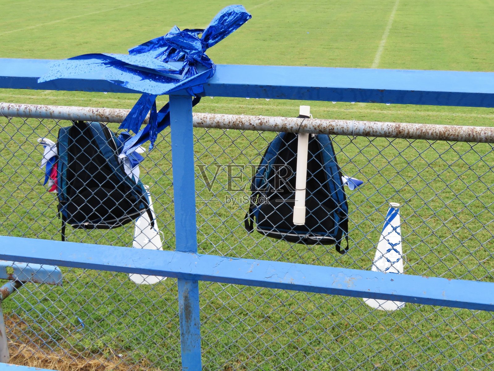 雨中足球场上的拉拉队装备照片摄影图片