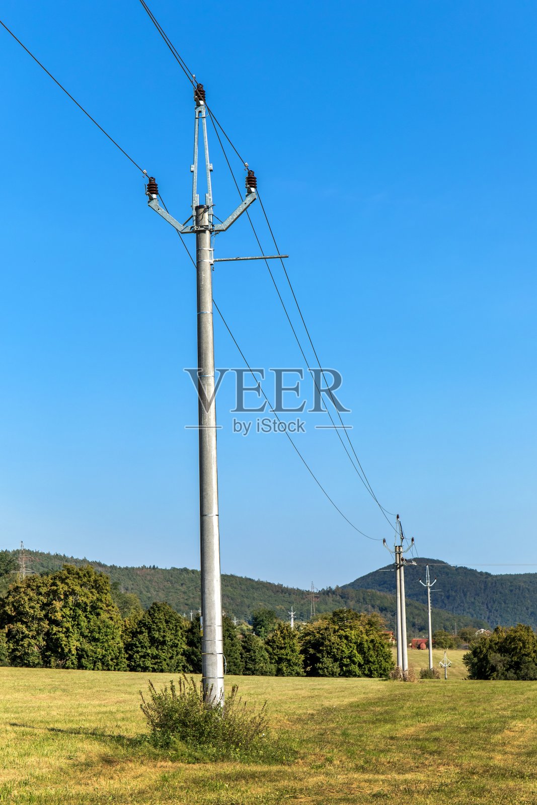 捷克共和国的电线杆。电力分布。生态能源。能源的概念。照片摄影图片