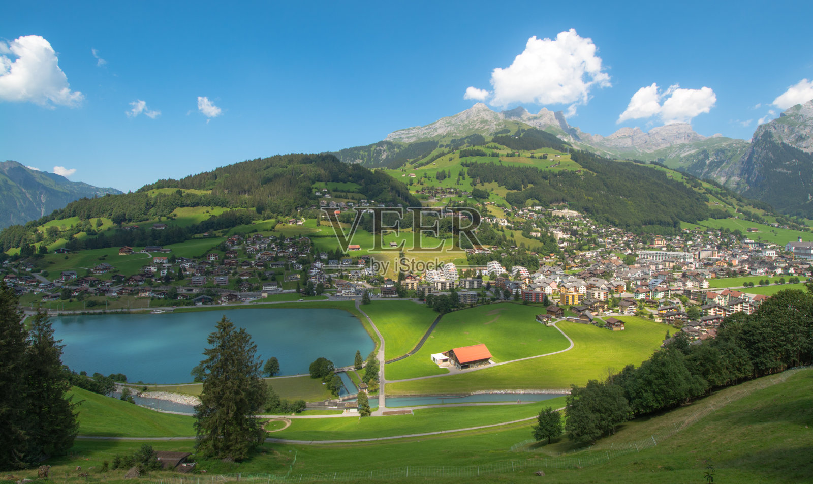 依山傍天的城市景观照片摄影图片