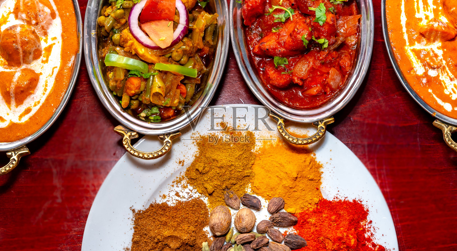 咖喱鸡肉配米饭和印度烤饼照片摄影图片