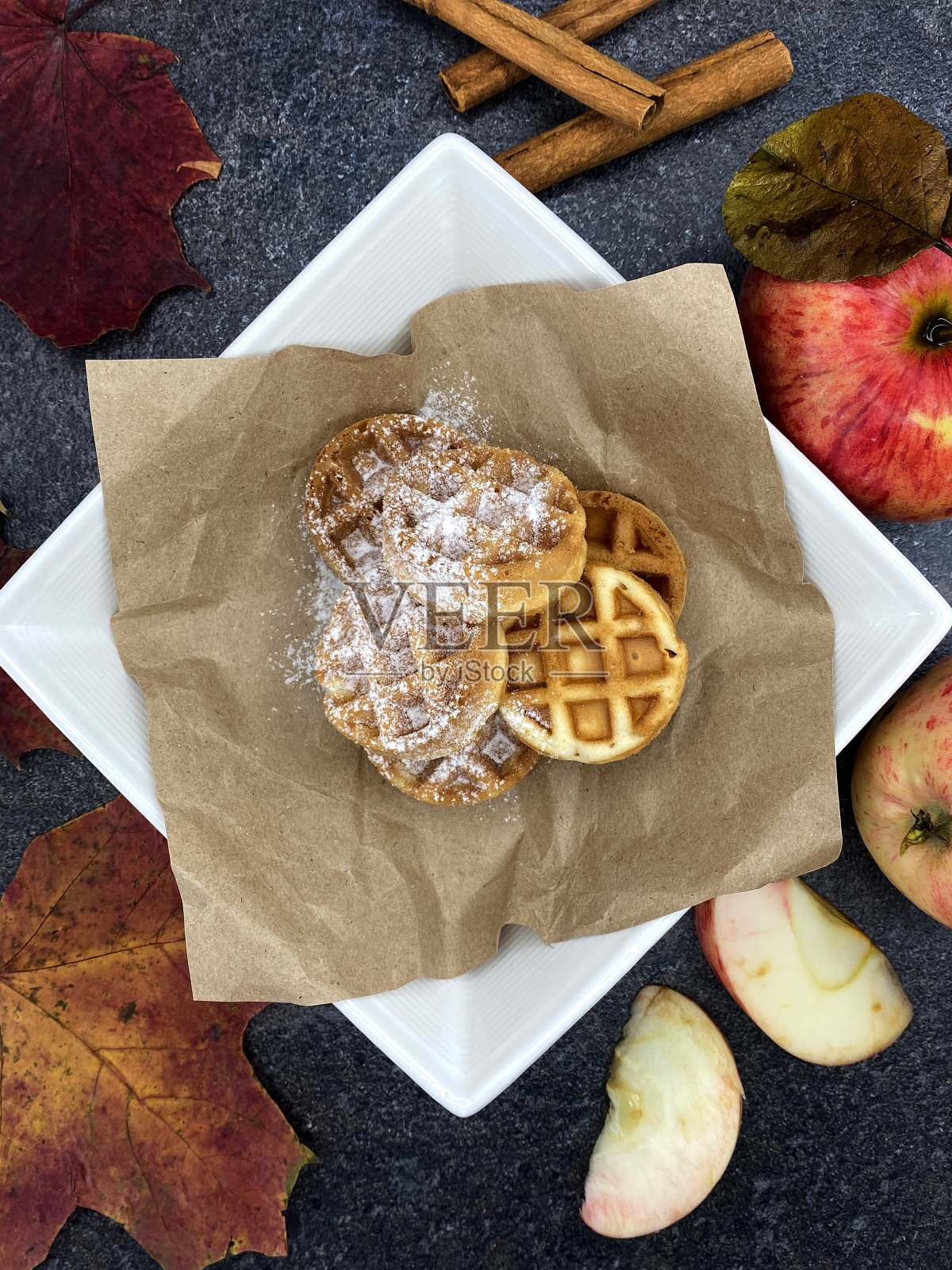 维也纳华夫饼配苹果和肉桂。美味的早餐。照片摄影图片
