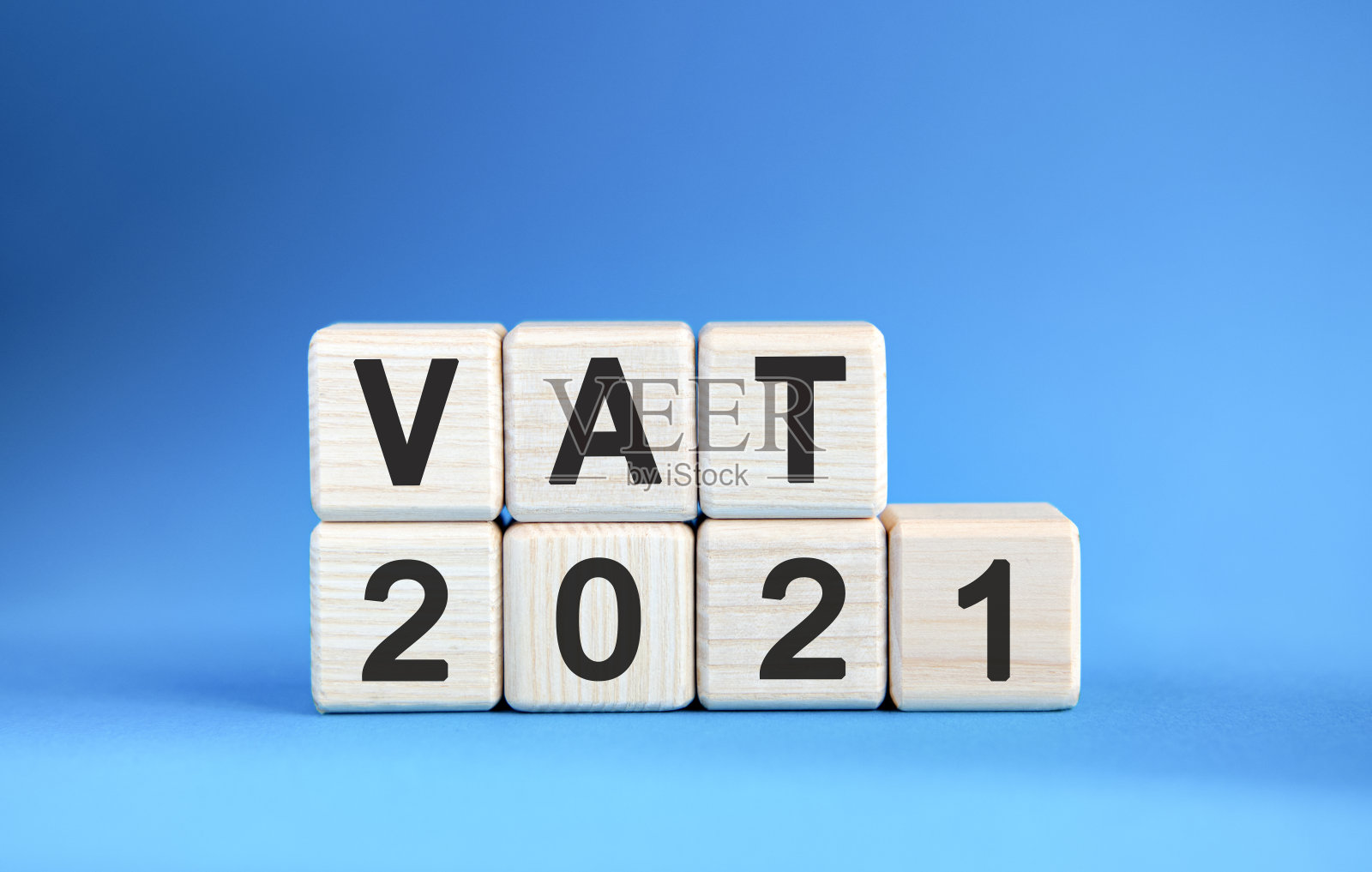 蓝色背景的木制立方体的增值2021年照片摄影图片