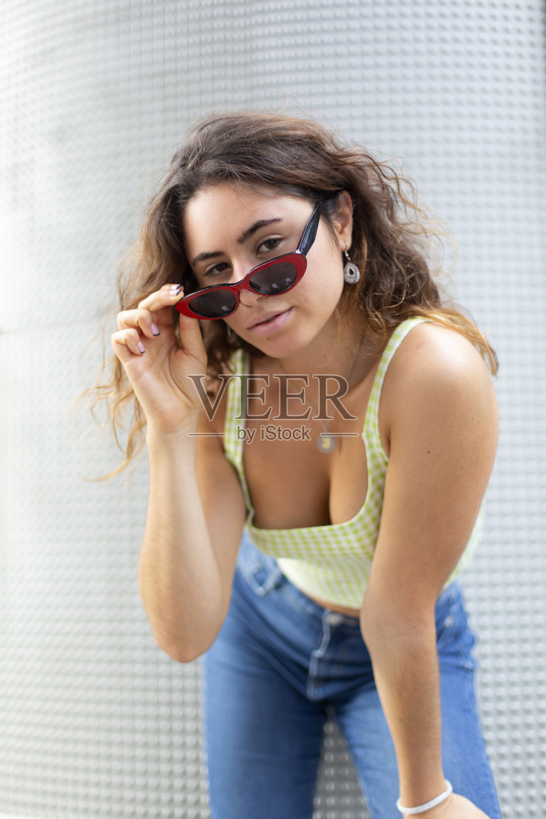 年轻女子戴着墨镜看镜头照片摄影图片