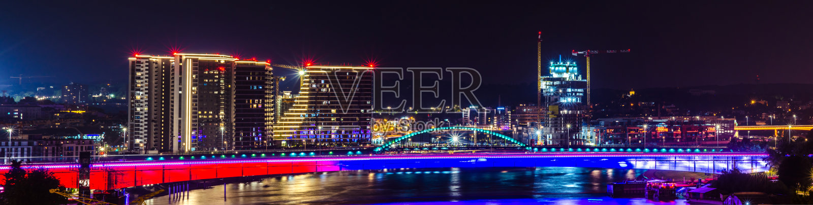 贝尔格莱德夜间全景照片形成了著名的卡里梅格丹要塞照片摄影图片